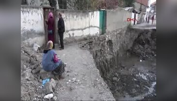 Evinin kapısı 5 metrelik çukura açılıyor