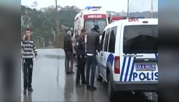 Otomobil ağaca takıldı evdekiler kurtuldu