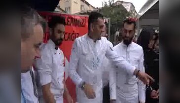 Bursa'da 81 ilden topladığı malzemelerle aşure yaptı
