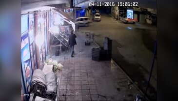 El freni çekilmeden park edilen kamyon işyerine girdi