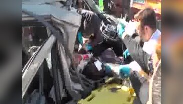 Trafik ışıklarında bekleyen Tır'a, kamyonet arkadan çarptı: 1 ölü 4 yaralı