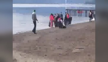Çevre bilinci için plajda temizlik
