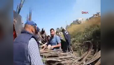 Demirlerin altında ayağı sıkışan işçi kurtarıldı