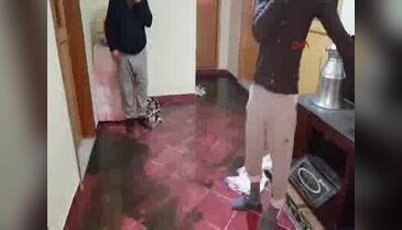 Evlerini kanalizasyon suyu bastı