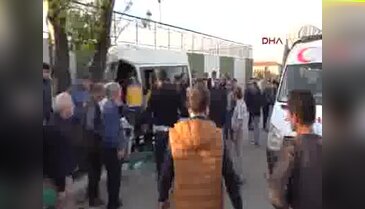 Bursa'da ağaca çarpan minibüste can pazarı!