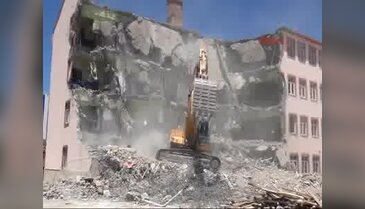 Yüksekova'daki yıkım çalışmaları sürüyor