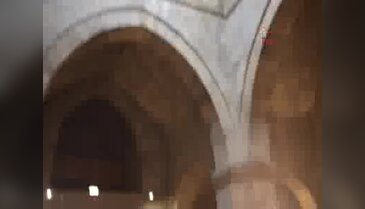 Tarihi Yakutiye Medresesi'nde ehram defilesi