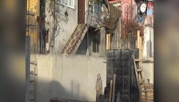 Bursa'da kapısının önüne apartman dikilen 80'lik nine evine giremiyor
