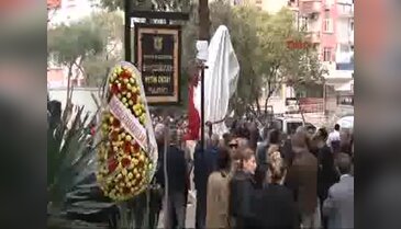 Taçsız Kral'ın heykeli dikildi