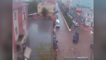 Mardin'de yağmura yakalanan öğrencilere zırhlı taşıma