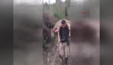 Ormanda bulduğu yaralı karacayı 3 kilometre omzunda taşıyarak kurtardı