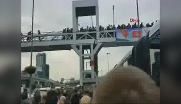 Metrobüs durağı doldu taştı D-100'de araç çarptı