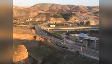 Karayoluna inen koyun sürüsü trafiği aksattı
