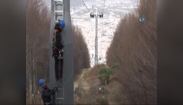 Bursa'da teleferik cambazlarından fırtınada bakım
