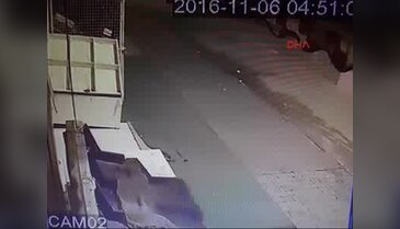 Kar maskeli hırsızlar güvenlik kamerasında