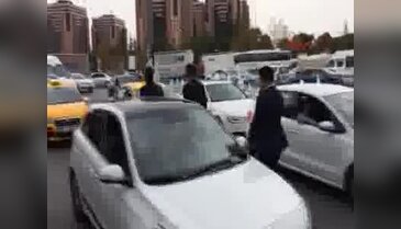 Ekonomi Bakanı Zeybekçi trafik nedeniyle taksiye binmek zorunda kaldı