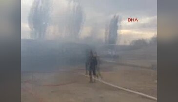 Belediye deposundaki hurda araçlar yandı