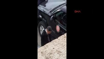 Melih Gökçek, törene geç kalınca park yerinde bekledi