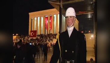 Anıtkabir'e ziyaretçi akını gece saatlerine kadar sürdü