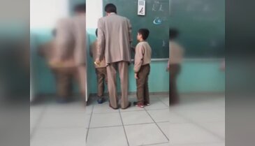 Okulda skandal görüntüler: Döve döve ders anlattı