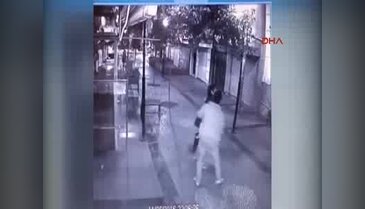 Sokak ortasında kız arkadaşa şiddet kamerada
