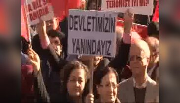 Fransa Büyükelçiliği önünde siyah çelenkli ve yumurtalı protesto