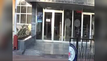 İkiz bebeklerini görmek için kara çarşaf giyip hastaneye girmeye çalıştı