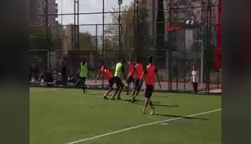 Kramponlar, şehitler için meşin yuvarlağa vurdu