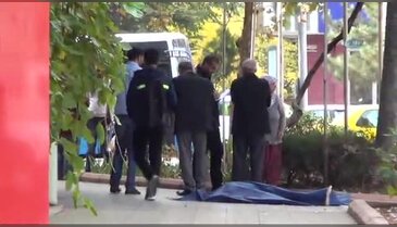 Yerdeki cenazeye aldırmadan para çektiler