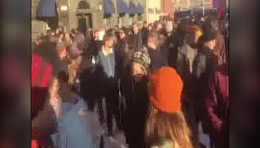 500 ırkçı göstericiyi 500 polis korudu