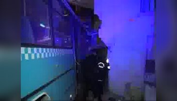 Halk otobüsünün çarptığı evin bir bölümü yıkıldı: 6 yaralı
