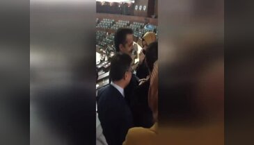Bakan partililerle 'Gezme Ceylan Bu Dağlarda'yı söyledi