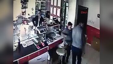 Sadaka kutularını çalan hırsız kameralara yakalandı