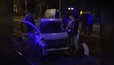 Otomobil, tramvay yoluna uçtu: 2 yaralı