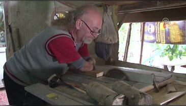Kolları olmadan 7 bin maket yaptı