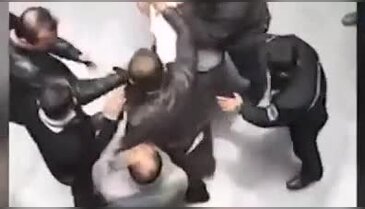 Sivil polislerden AVM güvenlik görevlisine feci dayak