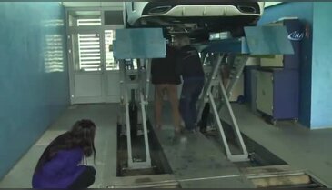 Sıkışan kedi çıkarılamayınca otomobil serviste söküldü