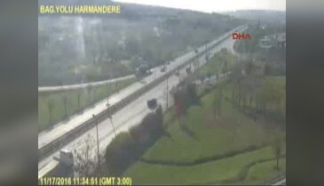 Turistleri taşıyan bariyere çarpma anı kamerada