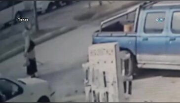 Binmeye çalıştığı minibüsün altında kaldı