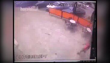 Kendini ateşe verip bankaya daldı