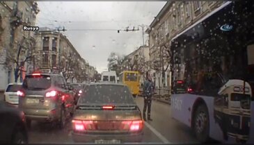 Otobüs çarptı, hiçbir şey olmamış gibi ayağa kalktı