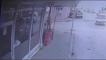 Bursa'da iki kişinin ağır yaralandığı minibüslerin çarpışma anı kamerada