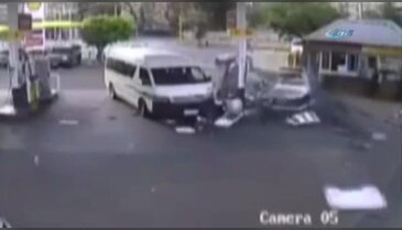 Kontrolden çıkan otomobil benzin istasyonuna daldı