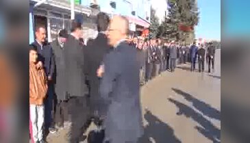 Bakan Avcı'yı belediye önünde böyle beklediler