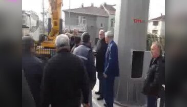 Şehidin adının verildiği parka Türk Bayrağı ile kamufle edilen baz istasyonuna tepki