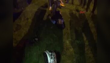 Motosiklet refüje çarptı: 1'i ağır 2 yaralı