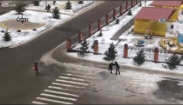 Fırtına insanları oradan oraya savurdu