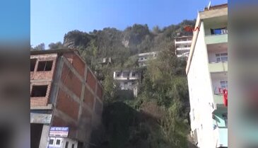 Yamaçtan kopan kayalar evlerin üzerine düştü: 1 kişi yaralandı
