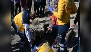 Dereye uçan otomobilde anne ve 2 çocuğu yaralandı