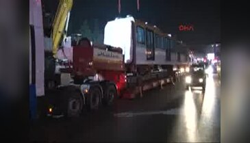 Sürücüsüz metro hattında vagonlar raya indirildi